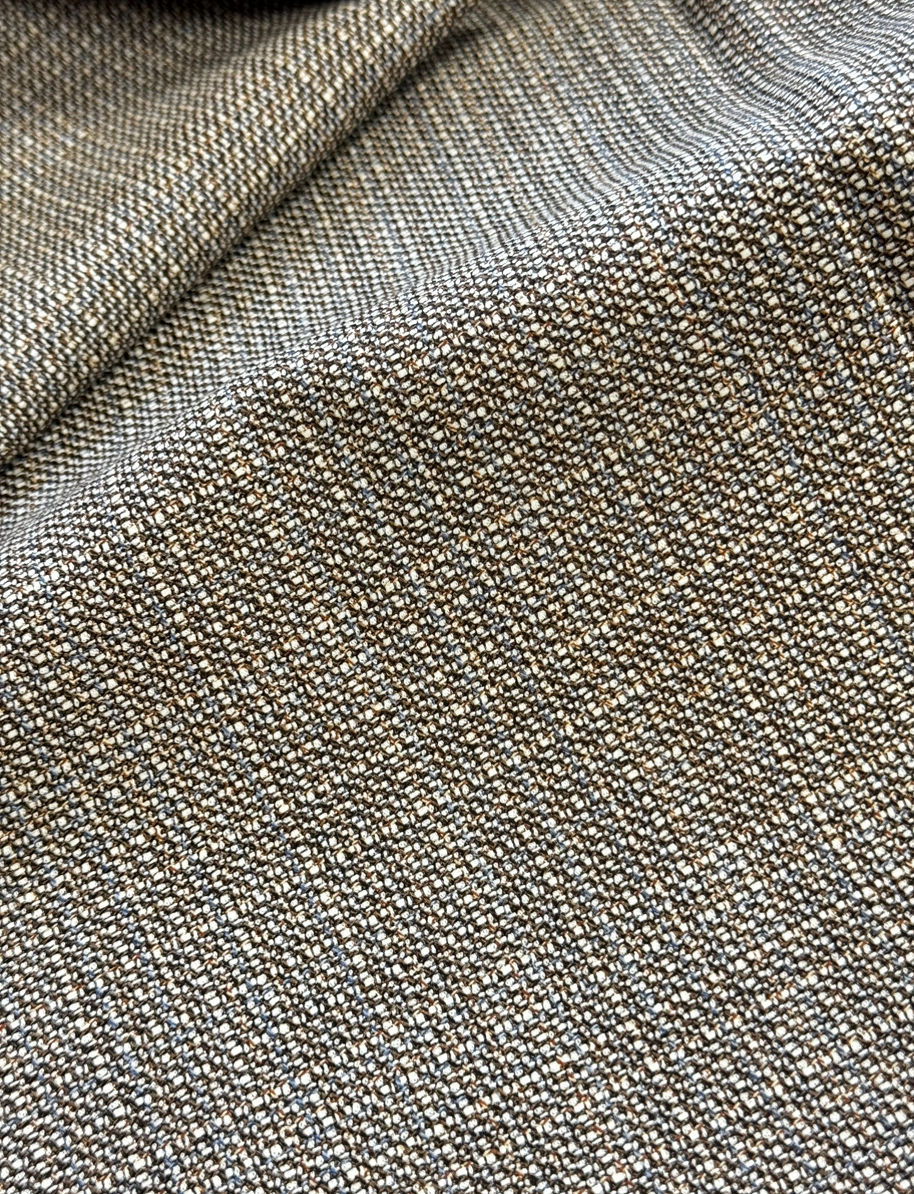 Wool-silk suiting fabric - Image 4