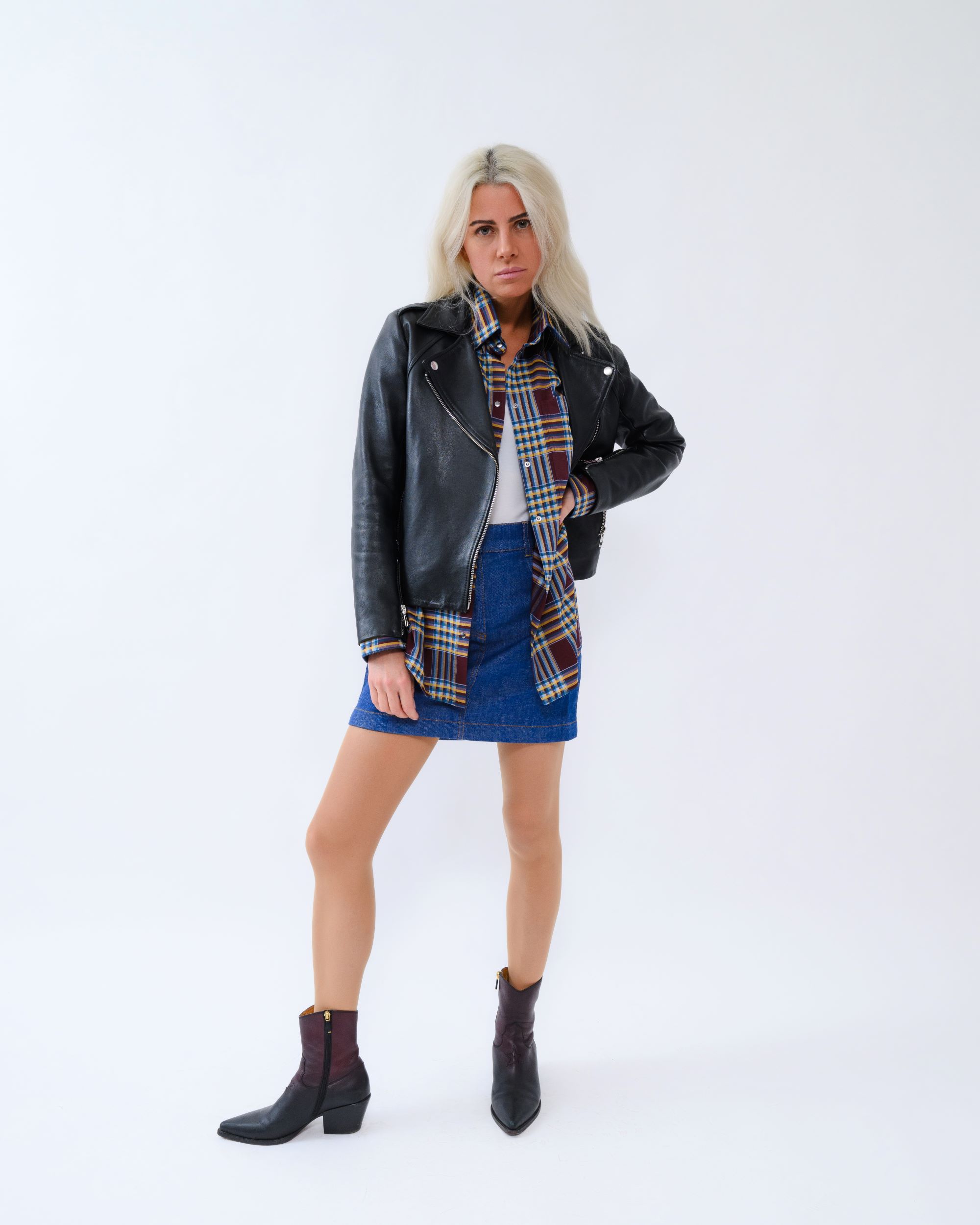 Autunno Rosso: Oversized Plaid Shirt in Burgundy - Image 8